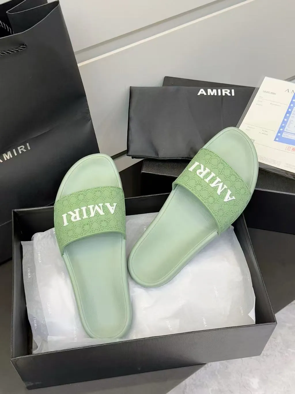 [AMIRI* Emil] P: 300💰 Size: 39-45 Official website new original 1:1 AMIRI* Emil classic men's slippers, high-end boutique, original material, TPU upper, foam bottom, fine workmanship, casual, loose and comfortable, a must-have in summer.